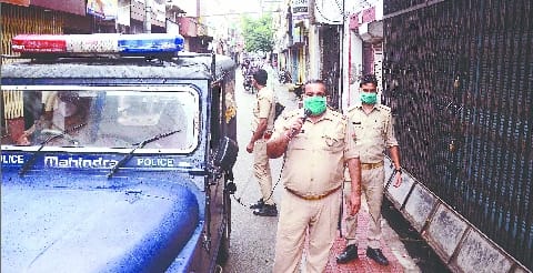 Police commits commotion in the closed fort market .. Shops will remain closed