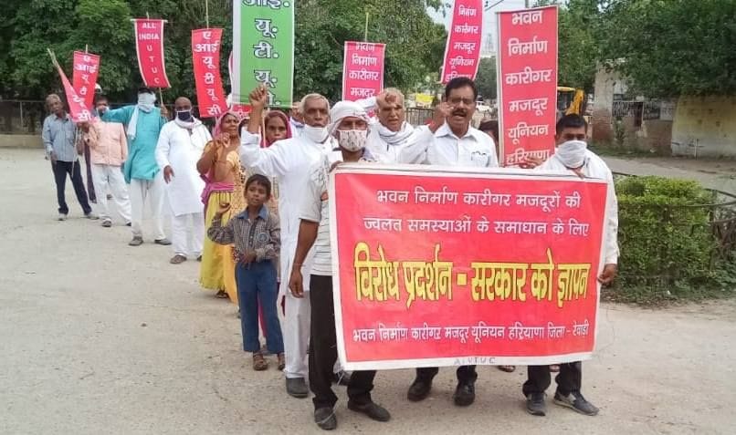 Workers demonstrating demands submitted memorandum to Chief Minister
