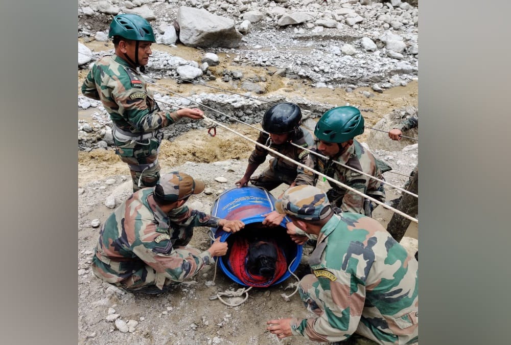 uttarakhand weather Update: Army soldiers rescue women and children to sit into drum