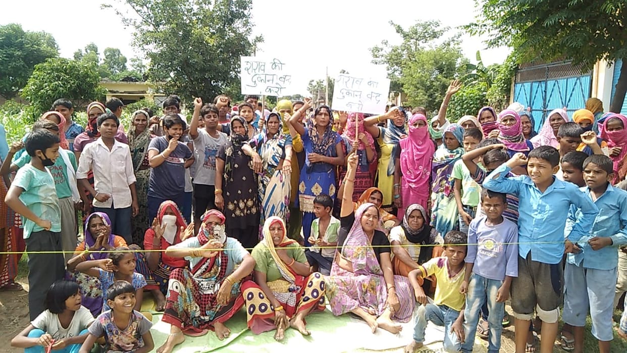 Women demonstrated to remove liquor store