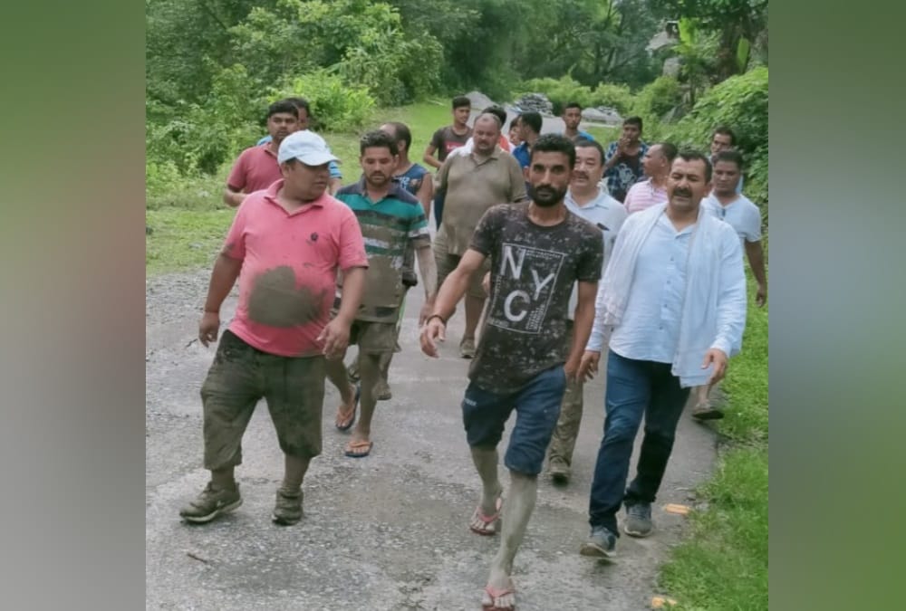 Uttarakhand weather: Mla Harish Dhami Falls into River debris Heavy Flow in Dharchula