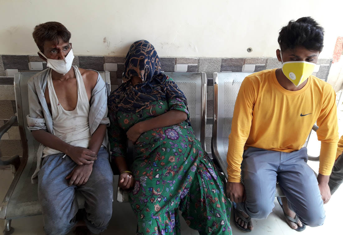 Conflict over common wall dispute, five injured