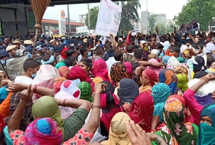 Police lathicharged on the villagers  demanding arresting of accused