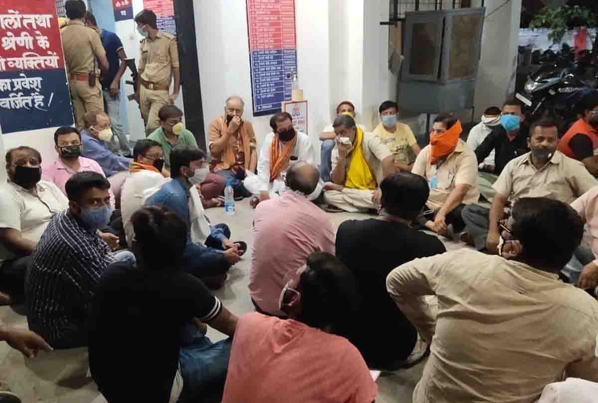 UP: BJP MLAs, who have been sitting at the gate of the police station all night
