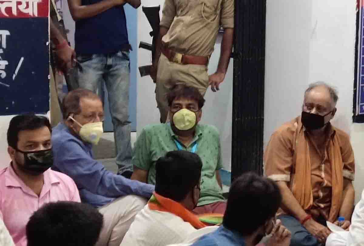 UP: BJP MLAs, who have been sitting at the gate of the police station all night