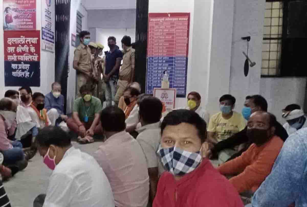 UP: BJP MLAs, who have been sitting at the gate of the police station all night