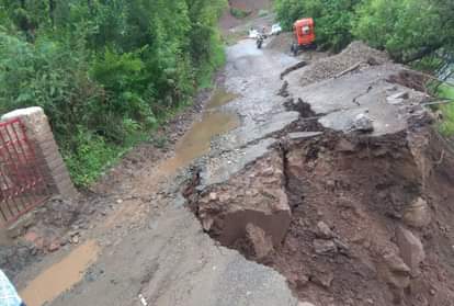 heavy rain in himachal pradesh road blocked due to landslides