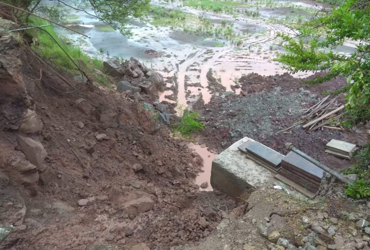heavy rain in himachal pradesh road blocked due to landslides