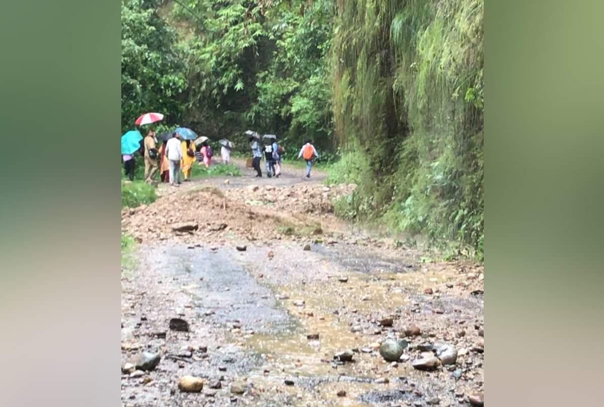 heavy rain in himachal pradesh road blocked due to landslides