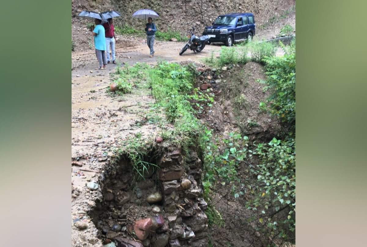 heavy rain in himachal pradesh road blocked due to landslides