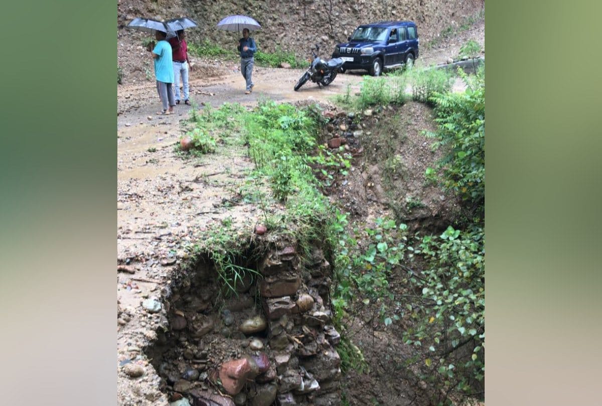 heavy rain in himachal pradesh road blocked due to landslides