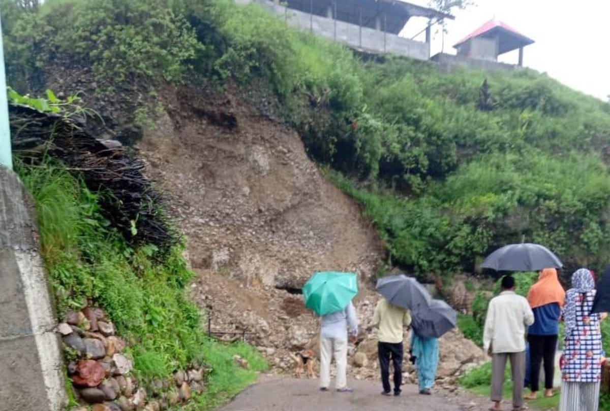 heavy rain in himachal pradesh road blocked due to landslides