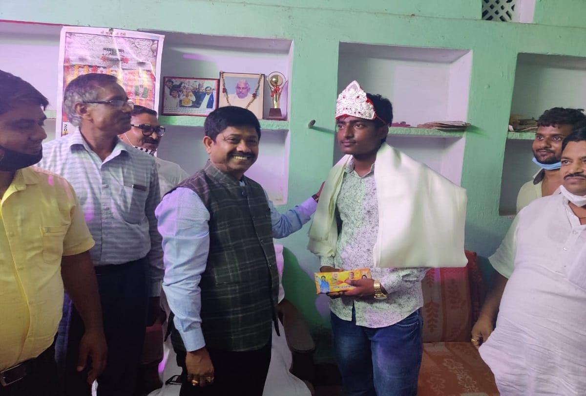 Minister Nandi gave 51 thousand rupees after wearing silver crown to UP board's second topper Pranjal