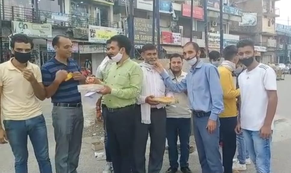 BJYM,boils,crackers,distributes sweets