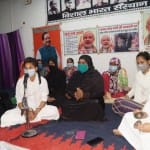 लोकगीत गातीं महिलाएं