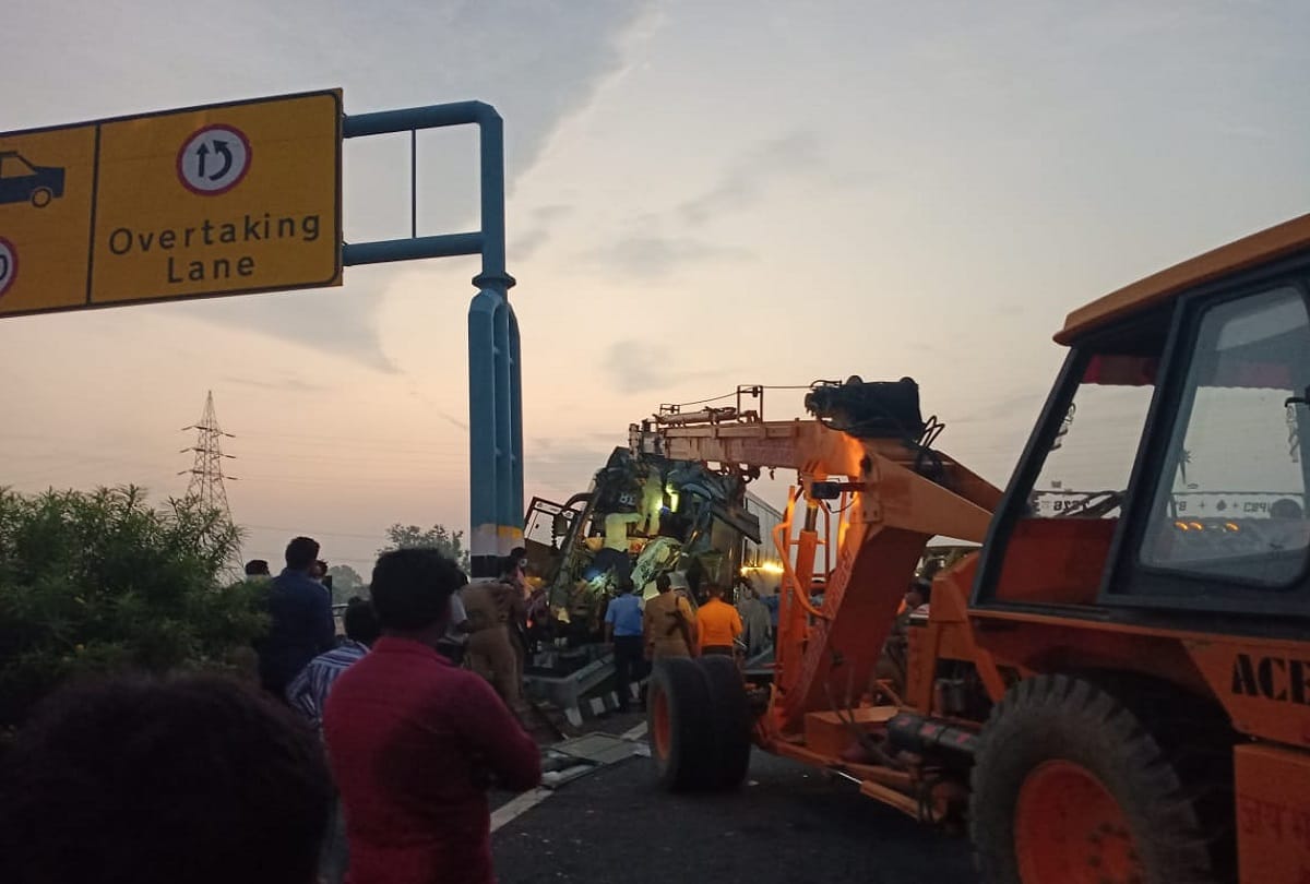 Road accident with volvo bus on agra lucknow expressway