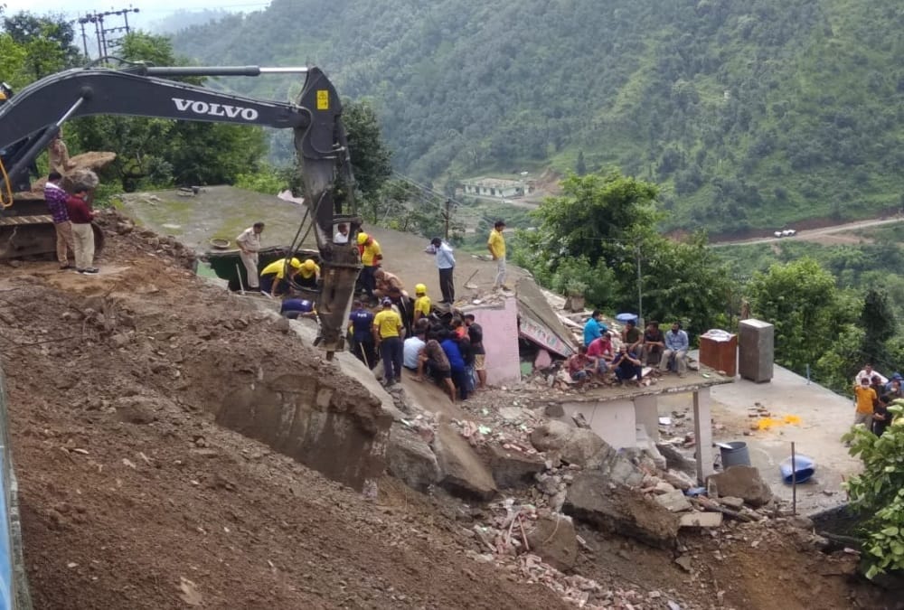 Uttarakhand Tehri Landslide Incidents: Mother Unconscious after seeing Three children Dead bodies