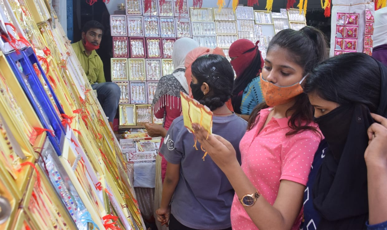 Sisters set up market to decorate brother's wrist