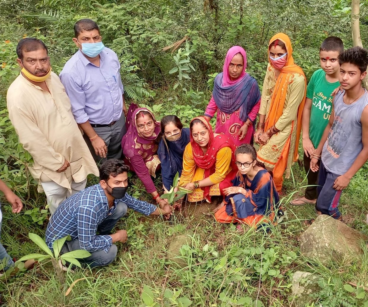 BJYM planted 150 fruit plants in Bilaspur