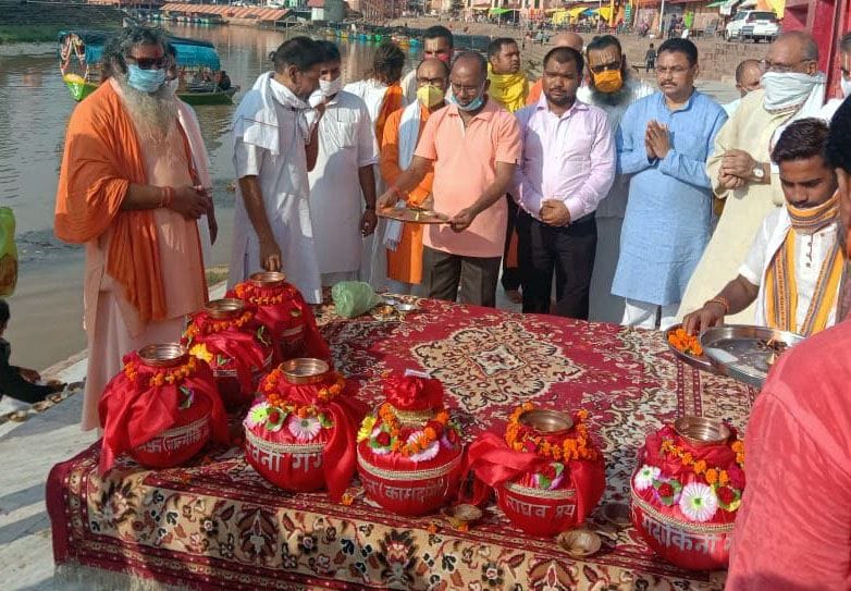 kaamadagiree kee raj aur mandaakinee ka jal lekar ayodhya ravaana