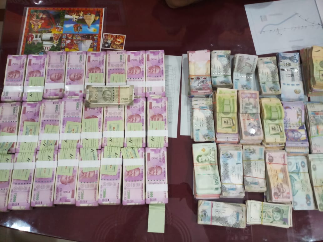 48.84 lakh rupees and including foreign currency one person arrested from PDDU Junction