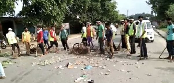 Scavengers throw garbage on the road due to non-payment