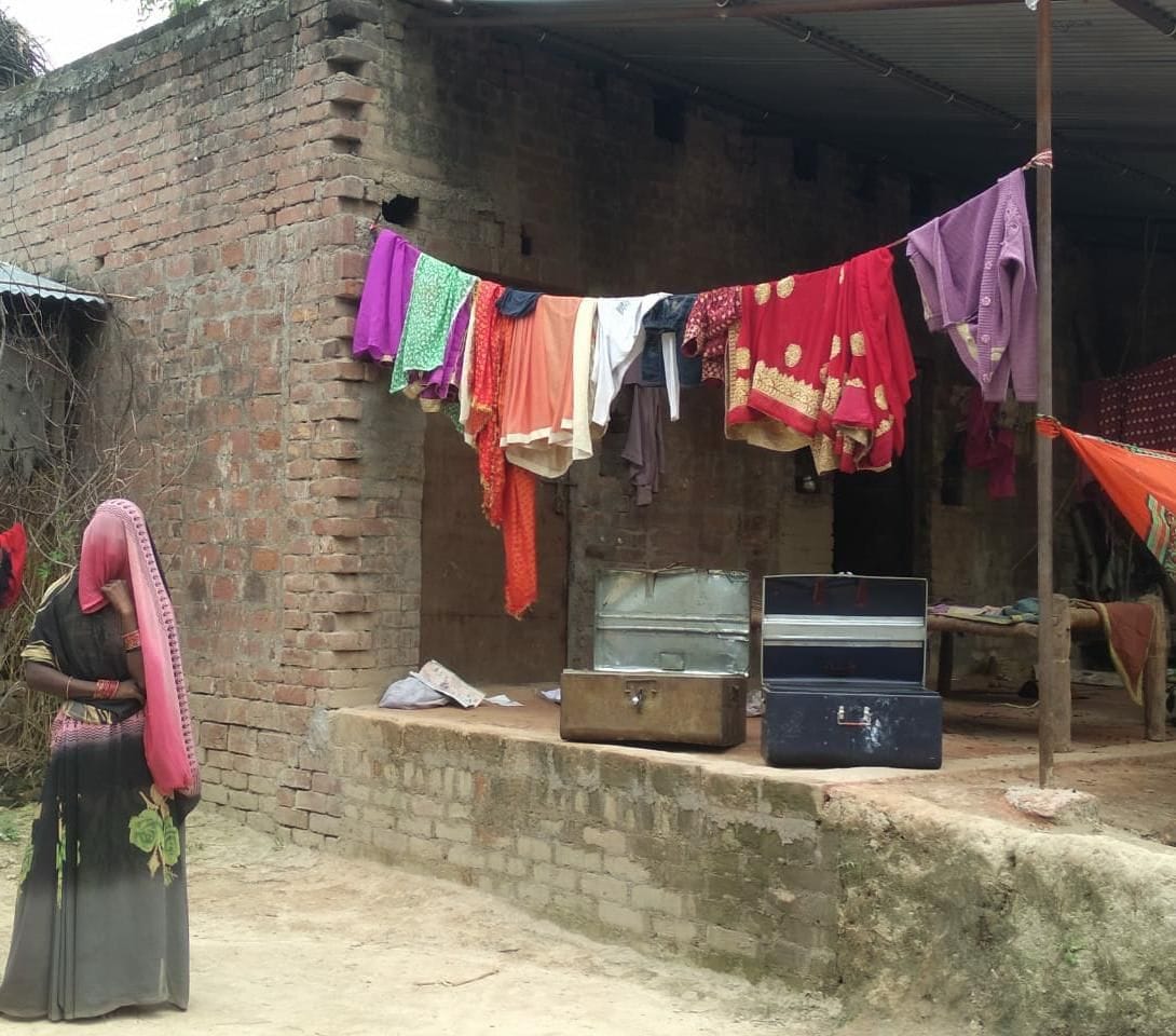 teen gharon mein sendh lagaakar nagadee, jevaraat udae