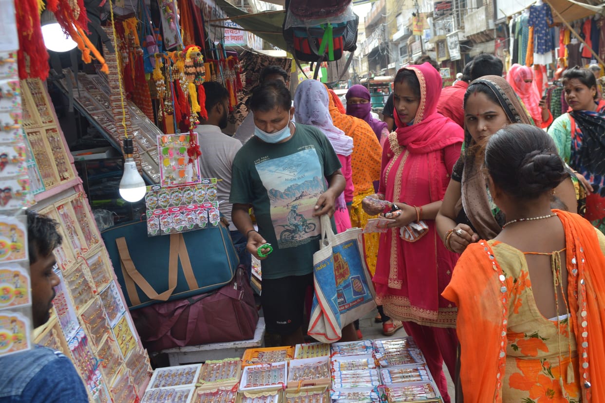 Hathras: Raising in the market for shopping of Bakrid and Rakshabandhan