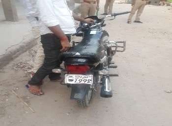 Police invoice the bike with fake number plate in ballia