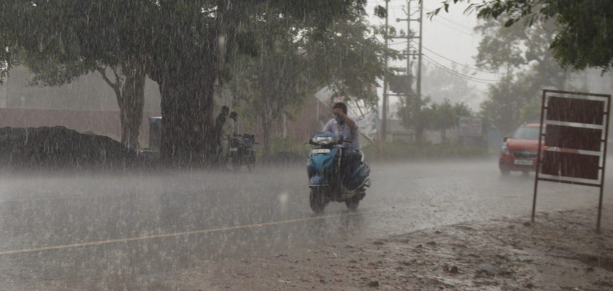 Hathras: Rain came out of the city, discomfort from heat inside