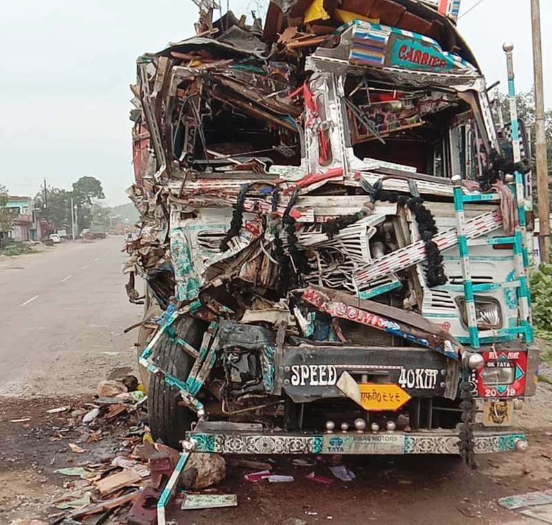 One killed, three injured in face-to-face confrontation of trucks on Kanpur-Sagar highway