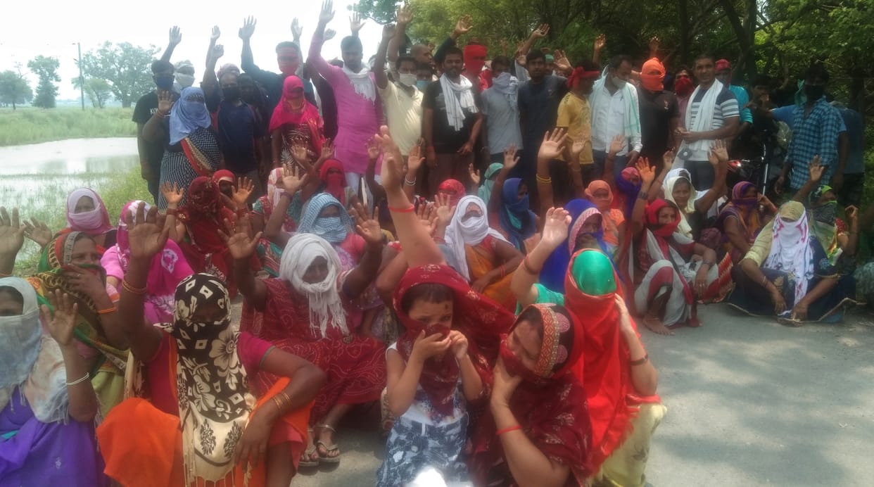 Women protest against opening liquor shop on Mandir Marg