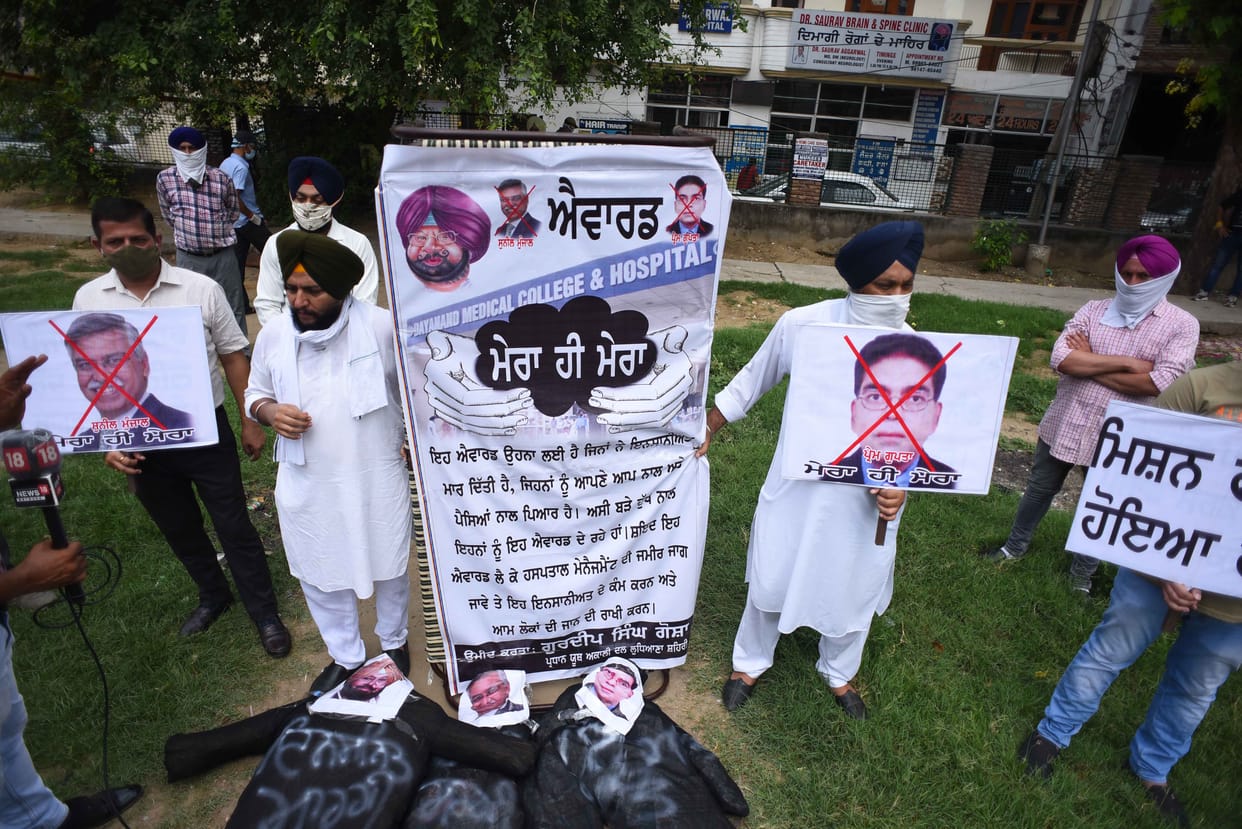 Youth Akali Dal protest outside DMC Hospital in ludhiana