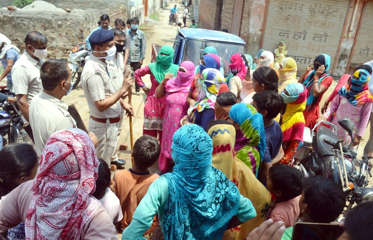 women protest for water problem