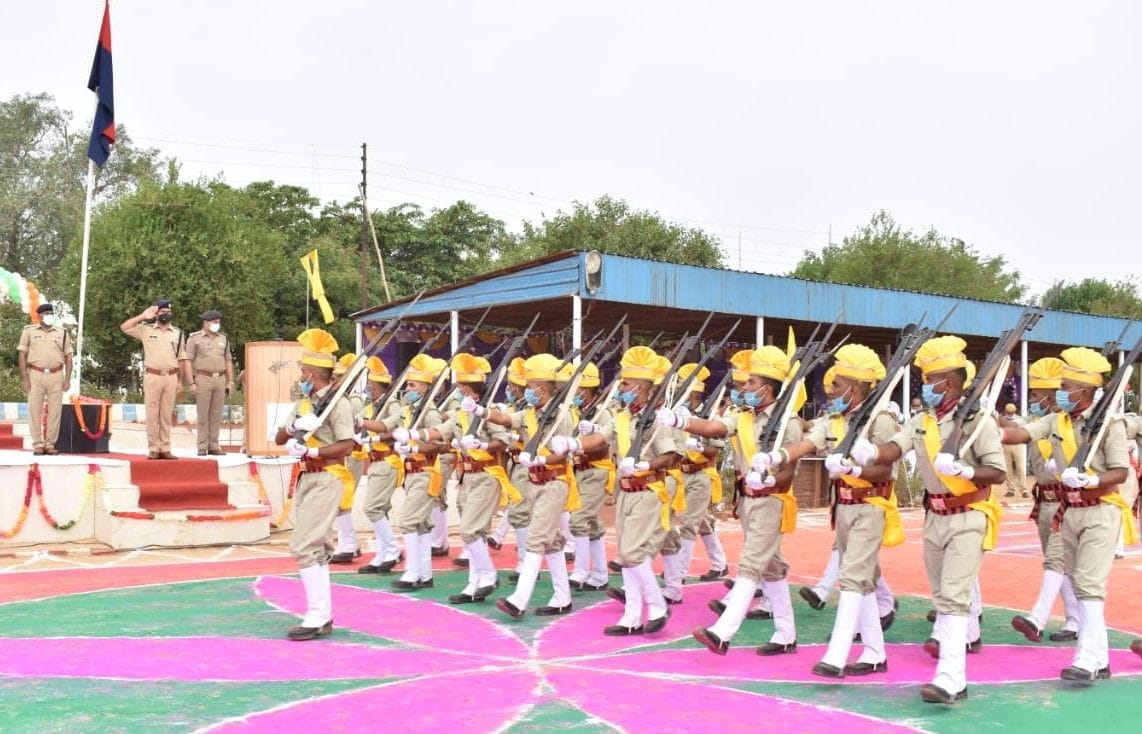 give lesson to recruiters who gatherd in passing parade