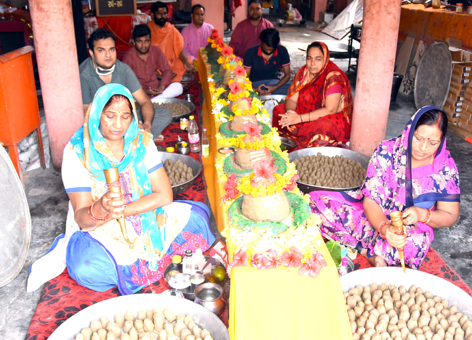 1008 Parthiv Shivling worshiped with reverence