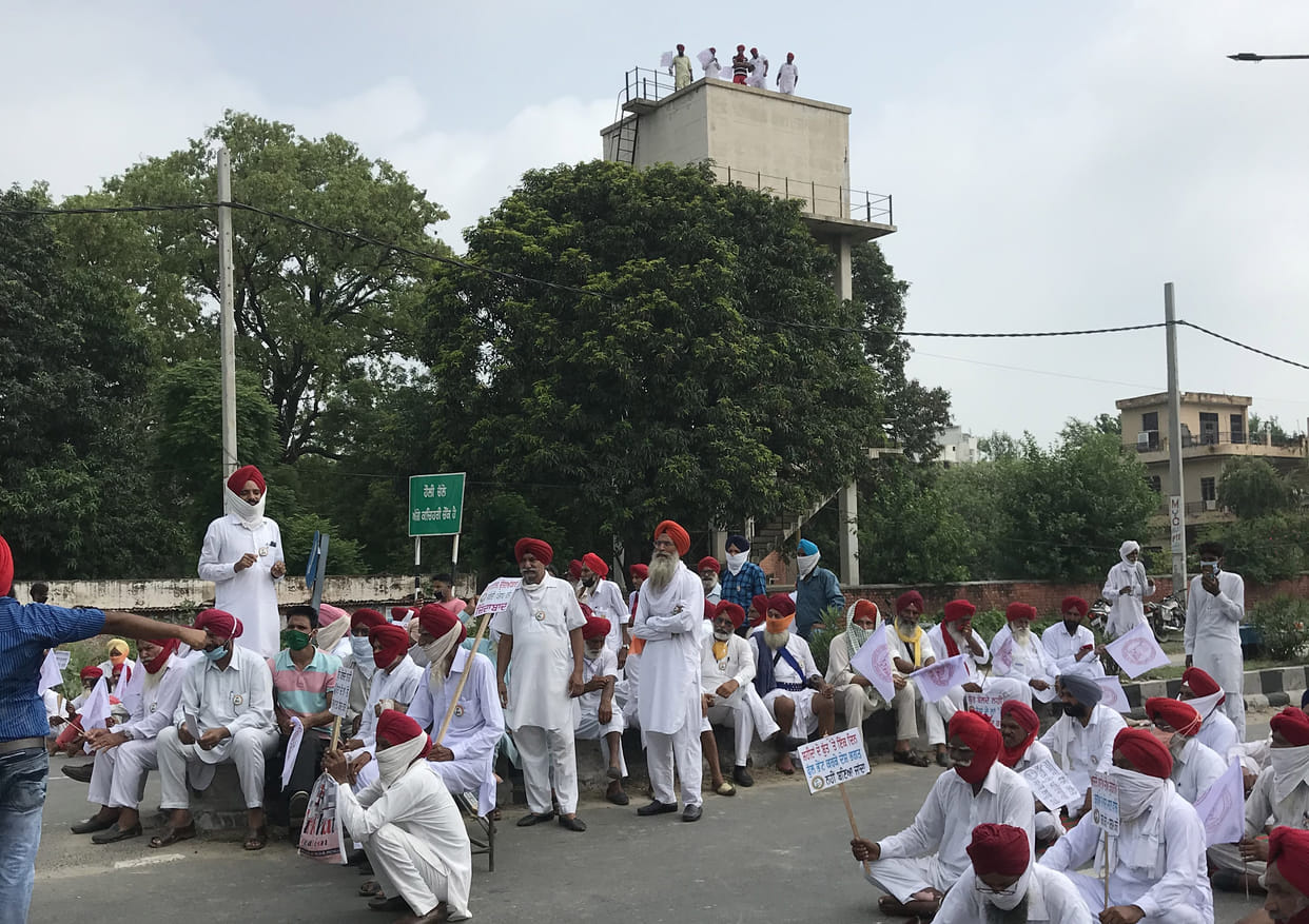 Martyrs' heirs descended on the road to demand in sunam sangroor