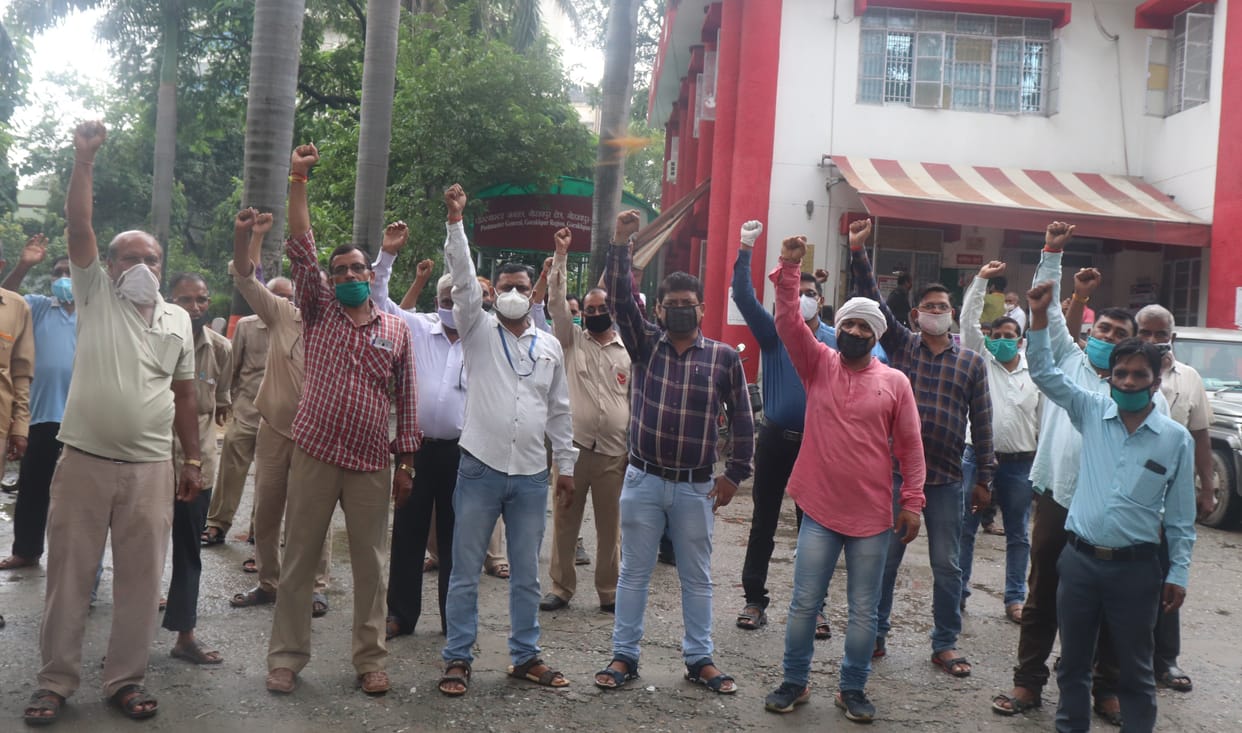 gorakhpur post office emplyee protesting