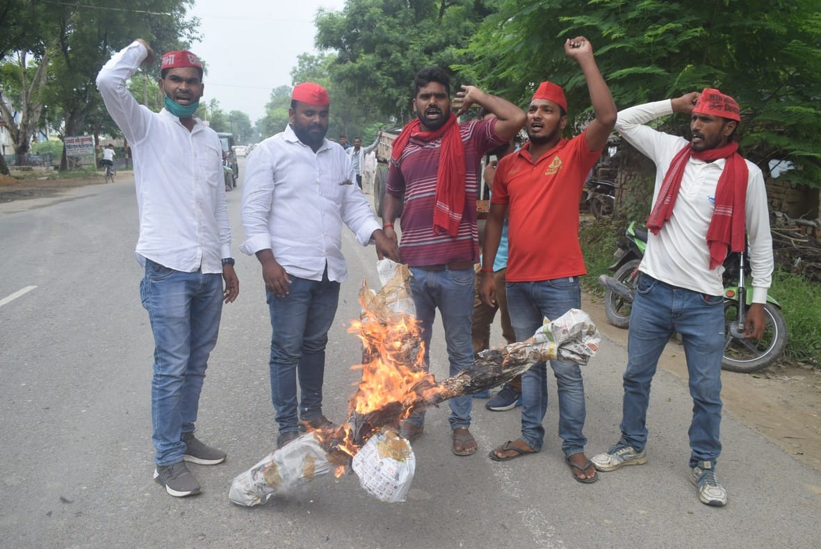 Mannequin burnt for fee waiver, police chased out mobsters, lathis