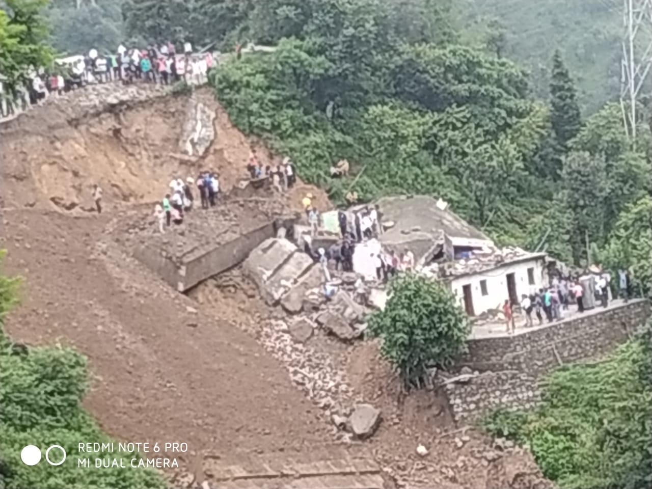 Weather update today in hindi: Pushta falls at home on Rishikesh Gangotri highway, three brother sisters buried