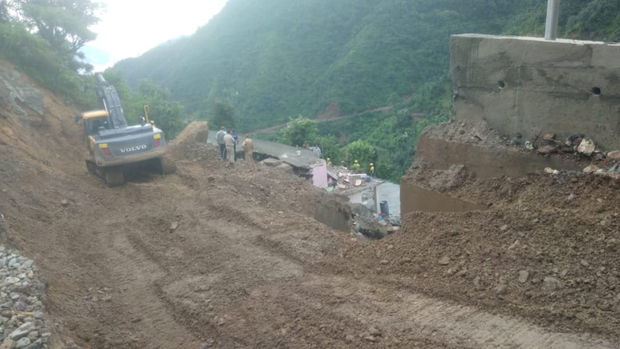 Weather update today in hindi: Pushta falls at home on Rishikesh Gangotri highway, three brother sisters buried