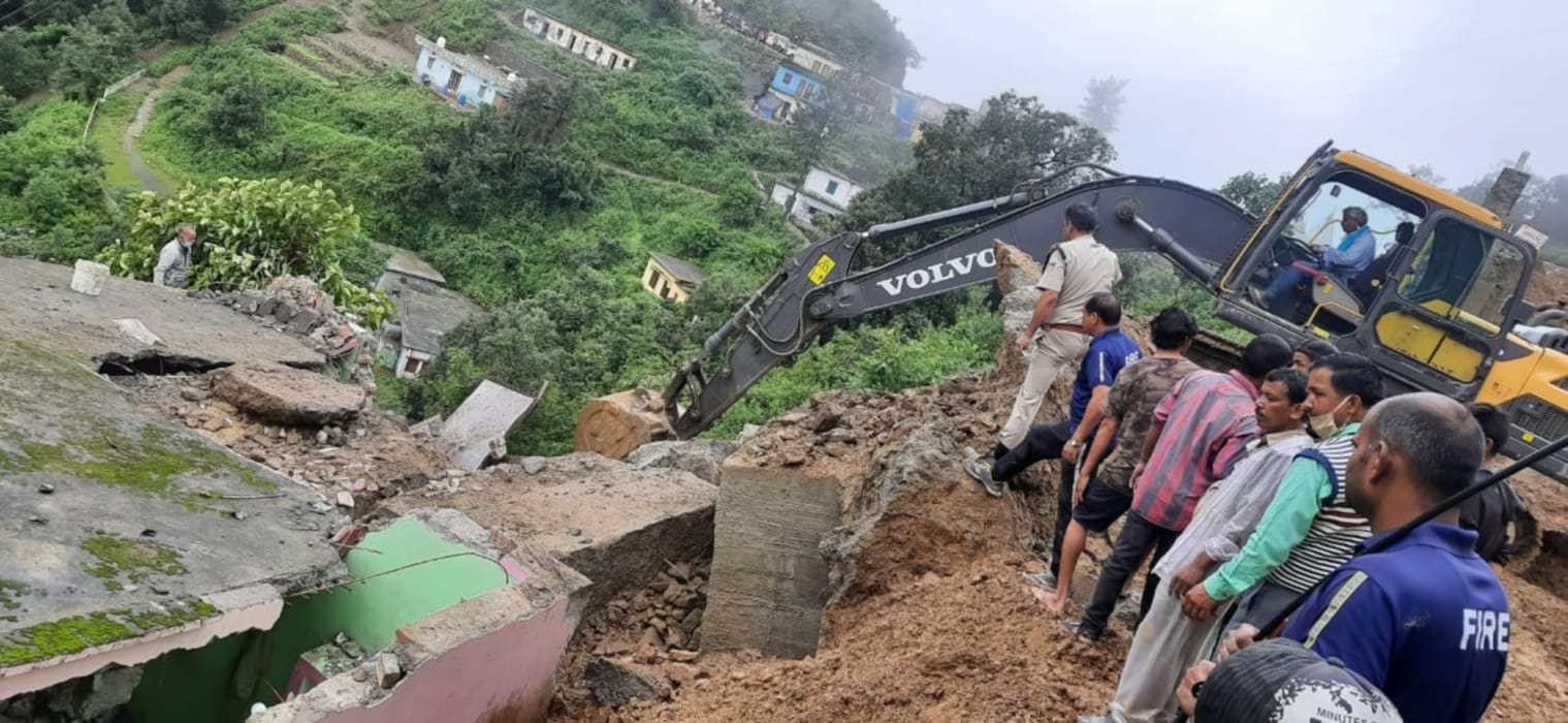 Weather update today in hindi: Pushta falls at home on Rishikesh Gangotri highway, three brother sisters buried