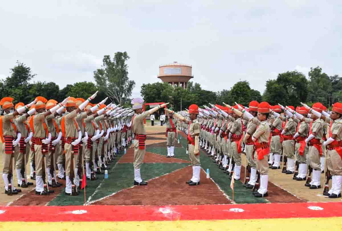 UP: 215 constables made, the salute, convocation parade of recruit constables in reserve police line
