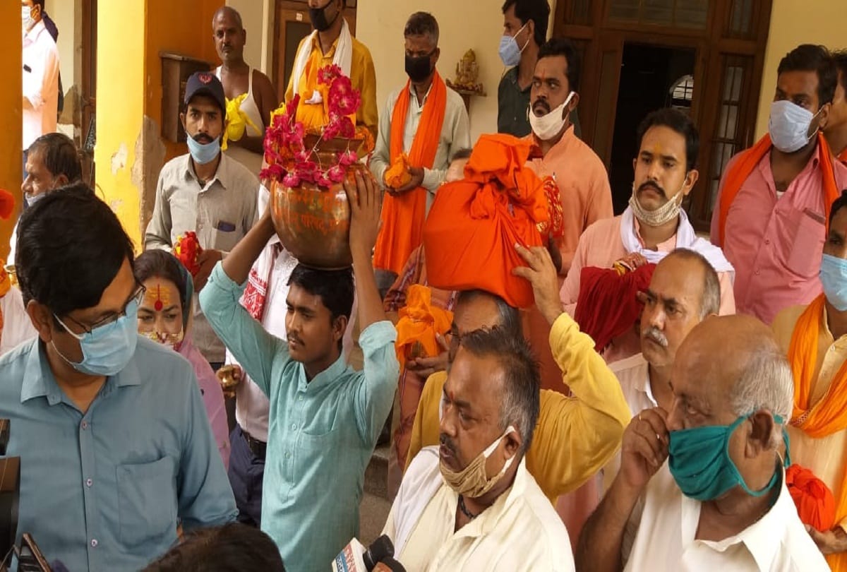 Ayodhya Ram Mandir: VHP workers leave for saffron from Kesar Bhavan taking water of Sangam and soil of pilgrimage sites