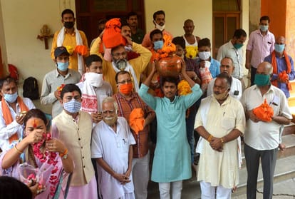 Ayodhya Ram Mandir: VHP workers leave for saffron from Kesar Bhavan taking water of Sangam and soil of pilgrimage sites