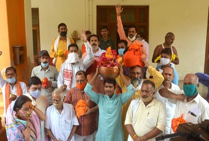 Ayodhya Ram Mandir: VHP workers leave for saffron from Kesar Bhavan taking water of Sangam and soil of pilgrimage sites