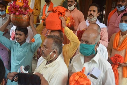 Ayodhya Ram Mandir: VHP workers leave for saffron from Kesar Bhavan taking water of Sangam and soil of pilgrimage sites