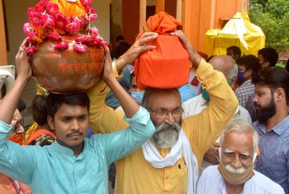 Ayodhya Ram Mandir: VHP workers leave for saffron from Kesar Bhavan taking water of Sangam and soil of pilgrimage sites