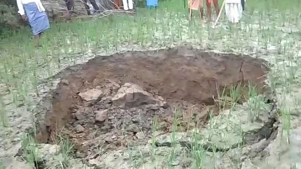 land sunken in ghazipur, Hundreds of people gathered on the spot