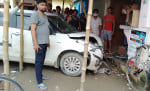 पटखौली गांव के निवासी मनोज मिश्र की दुकान में घुसी बेकाबू कार ।